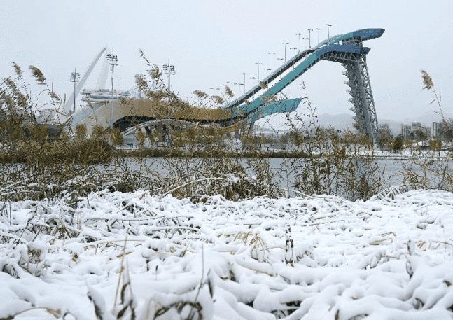 雪炮雪枪齐鸣!首钢滑雪大跳台启动造雪