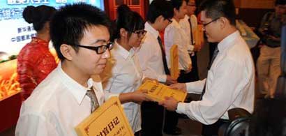 北京启动首届“最美大学生‘村官’”评选活动