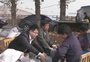 “村官”信贷员 把小额贷款送进村